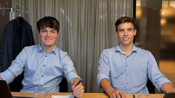 Jan, 21 Jahre alt, studiert BWL und Yannis, ebenfalls 21 Jahre alt, studiert Banking & Finance