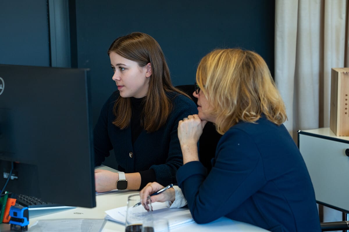 Inge und Claudia vertieft in ihr Projekt.
